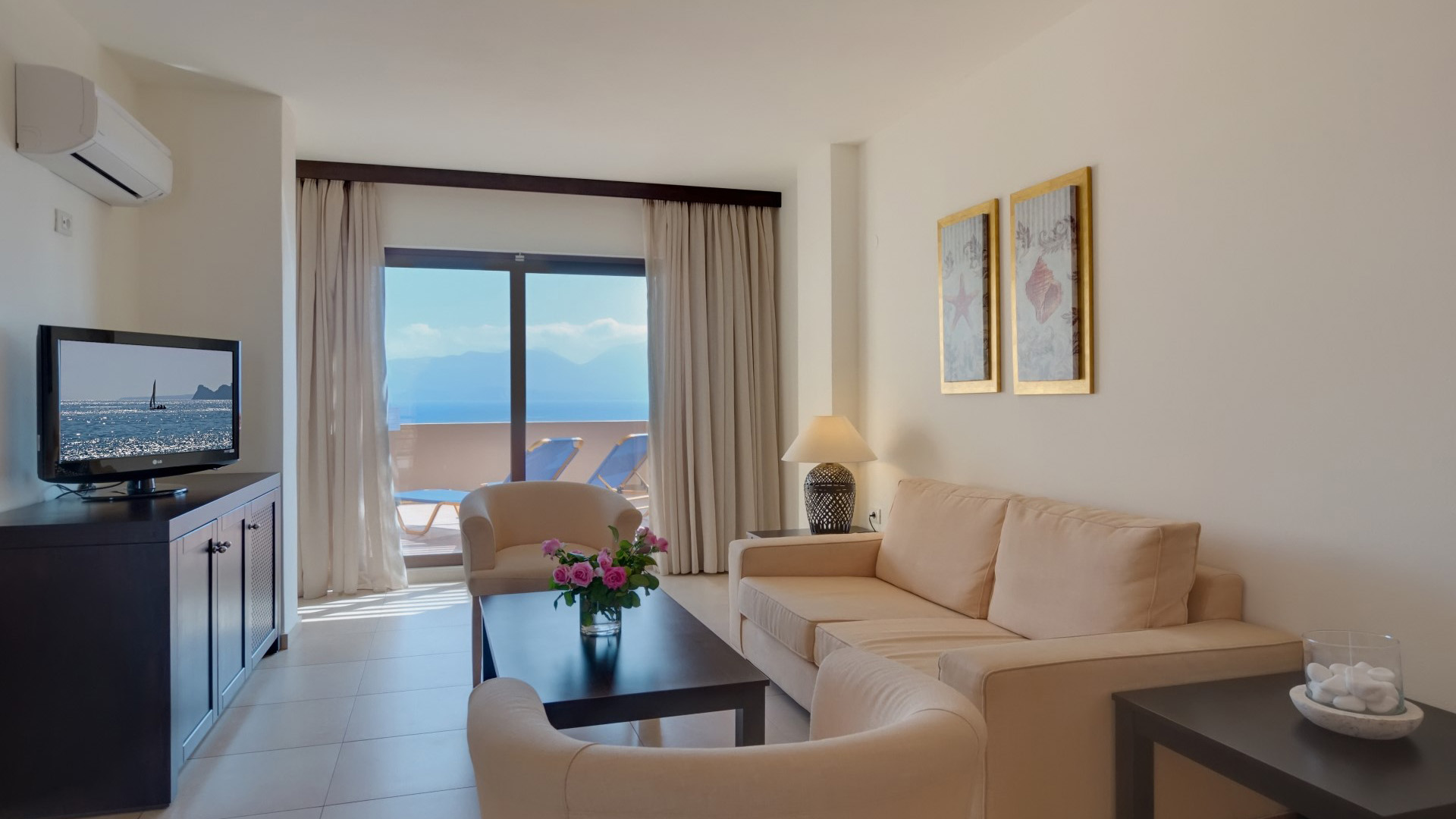 Standard sea side view перевод. Suites Riverside Room. Side view Suite.